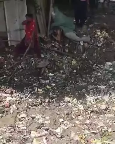 कानपुर: जाजमऊ के बुढ़ियाघाट में महिलाओं और बच्चों का नाले में उतरकर सफाई करने का वीडियो सोशल मीडिया पर वायरल