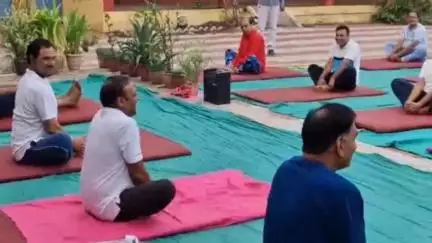 बड़वाह: विश्व योग दिवस पर शासकीय विद्यालय बैड़िया में MLA सचिन बिरला ने बच्चों के साथ किया योगाभ्यास