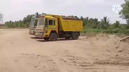 கரூர்: குளத்துப்பாளையத்தில் ஆற்று மணல் திருட்டில் ஈடுபட்டதாக 4 லாரிகள் பறிமுதல், 5 பேர் கைது