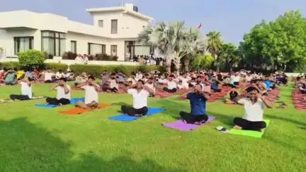 फतेहाबाद: अंतरराष्ट्रीय योग दिवस पर फतेहाबाद में शिविर लगाकर की गई योग क्रियाएं, पूर्व मंत्री भी रहे शामिल