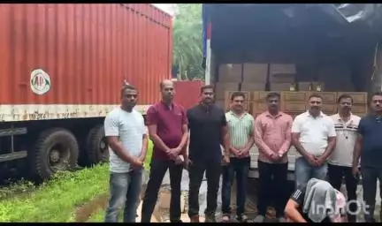 कुडाळ: सिंधुदुर्गनगरीत हॉटेल राजधानीसमोरील गोवा बनावटी दारू वाहतूकिंवर धाड:एक ताब्यात :स्थानिक गुन्हे अन्वेषण ची कारवाई