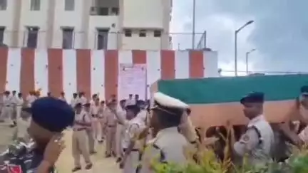 कोटा: ग्राम बिल्ली बंद में शहीद वीर सपूत के अंतिम दर्शन व श्रद्धांजलि देने के लिए जुटी भीड़