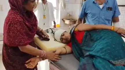 इटावा: भरथना इलाके के बाहरपुरा रोड पर बाजार आ रहे बाइक सवार दंपति को तेज रफ्तार कार ने मारी टक्कर, दंपति हुए घायल