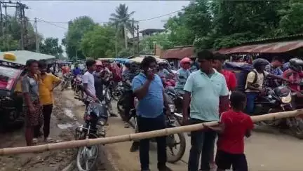 গাজোল: আগম পুর বাস স্ট্যান্ড সড়কে রাস্তা সংস্কারের দাবিতে গ্রামবাসীরা পথ অবরোধ করে বিক্ষোভ দেখায়