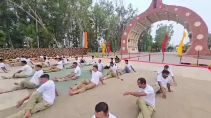 ਫ਼ਿਰੋਜ਼ਪੁਰ: ਹੁਸੈਨੀ ਵਾਲਾ ਵਿਖੇ ਬੀਐਸਐਫ ਵੱਲੋਂ ਭਾਰਤ ਪਾਕਿਸਤਾਨ ਸਰਹੱਦ ਤੇ 11ਵਾਂ ਅੰਤਰਰਾਸ਼ਟਰੀ ਯੋਗ ਦਿਵਸ ਮਨਾਇਆ ਗਿਆ