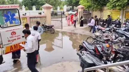 पडरौना: कुशीनगर महिला जिला अस्पताल MCH विंग L2 के सामने जलजमाव बना संक्रमण का गढ़, जिम्मेदार अधिकारी बेखबर #Jansamasya