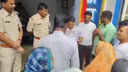 डिंडौरी: विद्युत पोल से गाय की मौत पर नगर परिषद के कर्मचारियों ने दोषियों पर कार्यवाही के लिए सौंपा ज्ञापन