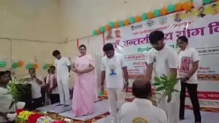 मुगलसराय: राज्यमंत्री व राज्यसभा सांसद की अध्यक्षता में महिंद्रा टेक्निकल इंटर कॉलेज में आयोजित हुआ 11वां अंतर्राष्ट्रीय योग दिवस