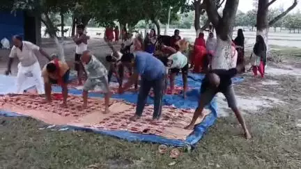 अरेराज: अरेराज के बहादुरपुर खजुरिया में अंतर्राष्ट्रीय योग दिवस के अवसर पर ग्रामीणों ने किया योगाभ्यास