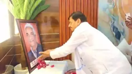 जसवंतनगर: सपा नेता होतीलाल यादव के निधन पर शोक, शिवपाल यादव ने परिजनों से मिलकर कहा- पार्टी को लगा बड़ा धक्का