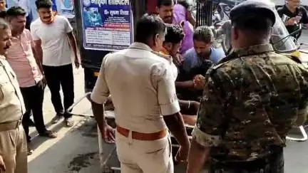समस्तीपुर: दादपुर निजी स्कूल के पास बाइक से गिरकर युवक जख्मी, पुलिस ने अस्पताल पहुंचाया