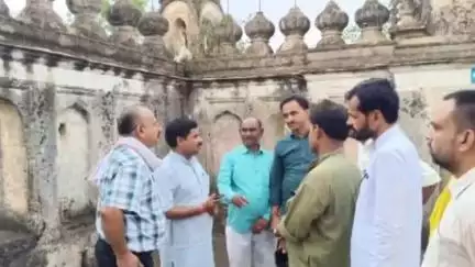 पन्ना: विधायक डॉक्टर राजेश वर्मा ने हिनौती ग्राम स्थित बिहारी जू मंदिर का किया निरीक्षण, कहा मन दुखी है