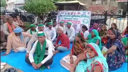 भारतीय किसान यूनियन टिकैत की मासिक पंचायत में किसानों की समस्याओं को लेकर दिया गया ज्ञापन