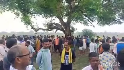 बिधूना: सामपुर गांव निवासी युवक का शव पेड़ पर लटका मिला, मचा हड़कंप