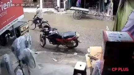 परबत्ता: मड़ैया बाजार में दिनदहाड़े दुकान से पंखा चुरा ले गए चोर, घटना सीसीटीवी कैमरे में कैद