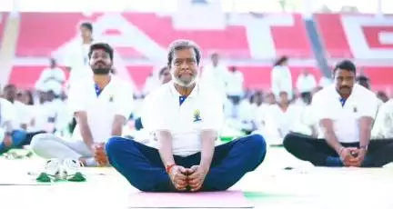 ఆందోల్: అంతర్జాతీయ యోగా దినోత్సవం సందర్భంగా యోగాసనాలు వేసిన మంత్రి దామోదర్ రాజనర్సింహ