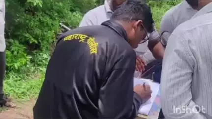 करमाळा: केम येथे जमीन मोजणीसाठी आलेल्या अधिकाऱ्याच्या हातातील कागद फाडल्याप्रकरणी पोलीस कर्मचाऱ्यावर करमाळा पोलिसात गुन्हा