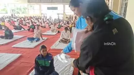 होशंगाबाद नगर: शासकीय NMV कॉलेज में योग दिवस पर केवल 5 स्कूली बच्चों को शर्ट मिलने से अन्य बच्चों में निराशा, वीडियो वायरल