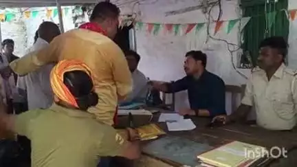बड़हरा: कृष्णागढ थाना परिसर में राजस्व अधिकारी और पुलिस अधिकारी की मौजूदगी में लगाया गया जनता दरबार