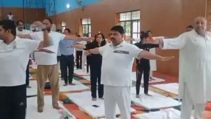 कर्वी: चित्रकूट जिला स्पोर्ट्स स्टेडियम में ग्यारहवें अंतर्राष्ट्रीय योग दिवस का आयोजन हुआ