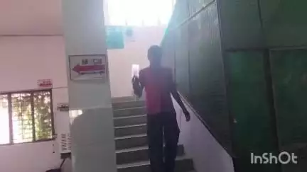 गढ़मुक्तेश्वर: सिखेड़ा सीएचसी में भर्ती मरीज का हाथ में ग्लूकोज की खाली बोतल लेकर डॉक्टर और नर्स को तलाशते हुए वीडियो हुआ वायरल