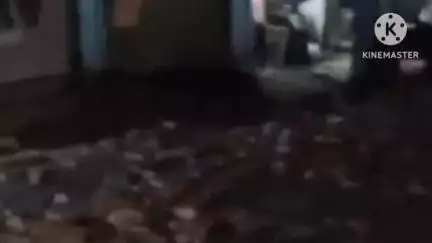 मेजा: पटेल नगर चौराहे पर बारिश में भरभराकर गिरा मकान का बारजा, बाल-बाल बचे लोग, ट्रैक्टर व बाइक क्षतिग्रस्त, बड़ा हादसा टला