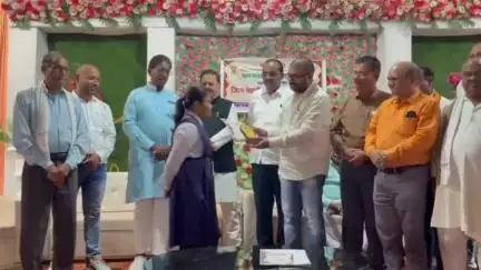 सौसर: लोधीखेडा में मेधावी छात्र अलंकरण समारोह, सांसद ने प्रतिभाशाली छात्रों को किया सम्मानित