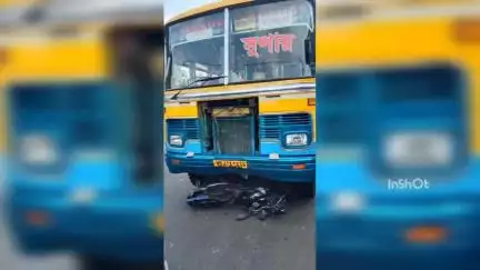খণ্ডঘোষ: বর্ধমান-আরামবাগ সড়কে বাস ও বাইকের মুখোমুখি সংঘর্ষ, গুরুতর আহত যুবক বাদুলিয়া এলাকায়