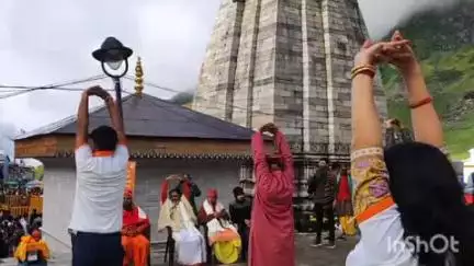 रुद्रप्रयाग: मुख्य पुजारी बागेश लिंग ने केदारनाथ धाम में अंतर्राष्ट्रीय योग दिवस का शुभारंभ किया