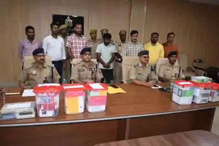 बस्ती: नगर थाने की पुलिस और सर्विलांस सेल की संयुक्त टीम ने नगर बाजार में मोबाइल दुकान में हुई चोरी का किया खुलासा