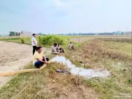 उतरौला: उतरौला के समाजसेवियों ने पशु पक्षियों की प्यास की शिद्दत को देखते हुए सूखे तालाब में पानी भरवा कर किया नेकी का काम
