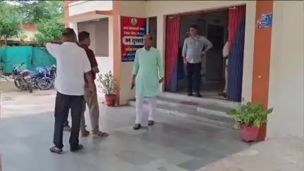 पन्ना: भाजपा व कांग्रेस नेताओं का विवाद सड़कों पर, गांधी चौक में दो नेताओं के बीच जमकर हुई बहस
