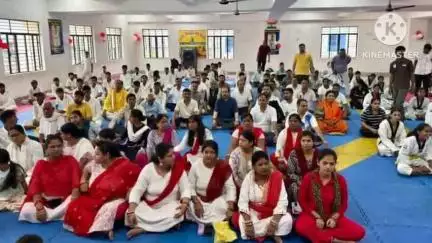 नवादा: नवादा में अंतर्राष्ट्रीय योग दिवस पर आयोजित कार्यक्रम में लोगों को दिए गए योग के टिप्स