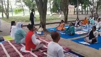 मोतिहारी: नेहरू युवा केन्द्र द्वारा नरेगा पार्क मोतिहारी में शनिवार को आयोजित योगा में भारी संख्या में महिलाएं शामिल हुईं