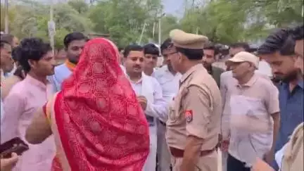 गरौठा: भाजपा मंडल अध्यक्ष ने कार्यकर्ताओं के साथ एसडीएम गरौठा को दिया ज्ञापन, आरोप- पुलिस ने लिखा फर्जी
