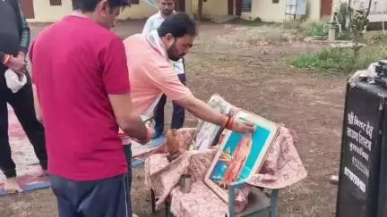 बड़वानी: अंतर्राष्ट्रीय योग दिवस पर  भाजपा जिला अध्यक्ष ने जुलवानिया में किया योग मोदी के एक पेड़ मां के नाम किया पौधारोपण