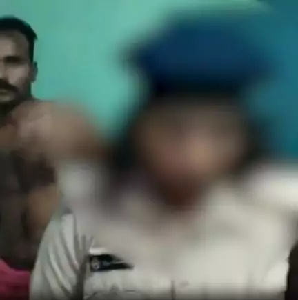 খাটের নিচে অর্ধনগ্ন অবস্থায় লুকিয়ে প্রেমিক, বিহারে আপত্তিজনক অবস্থায় স্ত্রীকে ধরল স্বামী