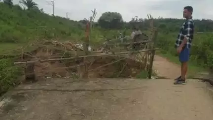 বাঘমুণ্ডী: নোওয়াডী গ্ৰামের বাইরে বাড়েগাড়া সেতুর মধ্যে ঝুঁকির পারাপার, বাঁশের বেড়া দেওয়ার ব্যবস্থা করলো সুইসা ফাঁড়ির পুলিশ
