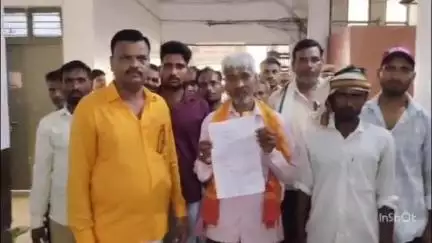 छिबरामऊ: रूपपुर में ग्राम प्रधान द्वारा बनवाई जा रही बाउंड्री वॉल से मंदिर का रास्ता होगा बंद, ग्रामीणों ने DM को सौंपा ज्ञापन