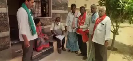 ధర్మవరం మండలం గొల్లపల్లి లో సీఐటీయూ రైతు సంఘం నాయకులు శ్రామిక సర్వే నిర్వహించారు.