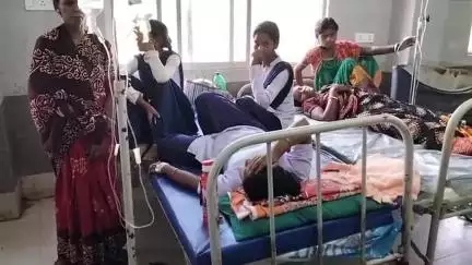 মঙ্গলকোট: মঙ্গলকোটের AKM হাইস্কুলে অসুস্থ ছাত্রীদের আনা হল স্বাস্থ্যকেন্দ্রে