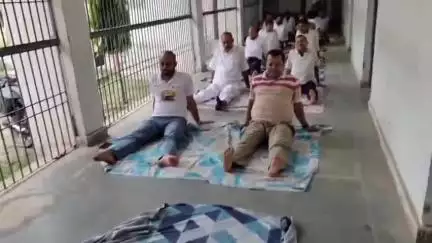 पुपरी: अंतर्राष्ट्रीय योग दिवस पर पुपरी अनुमंडल व्यवहार न्यायालय परिसर सहित अन्य स्थानों पर कार्यक्रम हुआ आयोजित