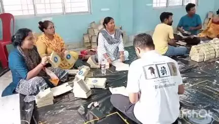 চুঁচুড়া-মগরা: চুঁচুড়ায় গোষ্ঠীর মহিলাদের সঙ্গে জগন্নাথ দেবের প্রসাদ দেওয়ার জন্য বাক্স তৈরির কাজে হাত লাগালেন সাংসদ