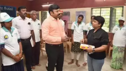 பென்னாகரம்: பருவதனஅள்ளியில் மகளிர் திட்டம் மூலம் செயல்படுத்தப்படும் பாலின வள மையத்தில் கலெக்டர் சதீஷ் பார்வையிட்டார்