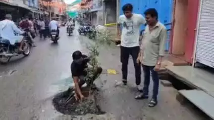 झालरापाटन: झालरापाटन में लोगों ने अनोखे विरोध प्रदर्शन में सड़कों पर बने गड्ढों में किया पौधारोपण