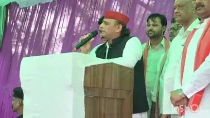 कन्नौज: एक दिवसीय दौरे पर कन्नौज पहुंचे सपा सुप्रीमो अखिलेश यादव ने मंच पर कहा, सरकार आने पर देंगे फ्री ई-रिक्शा व तांगा