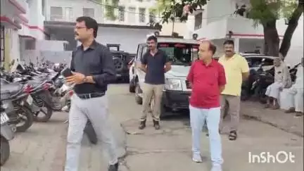बागपत: पालीगांव के पास स्थित पताशा फैक्टरी में जीएसटी टीम पर हुआ हमला, मालिक ने बलकटी लेकर दौड़ाया