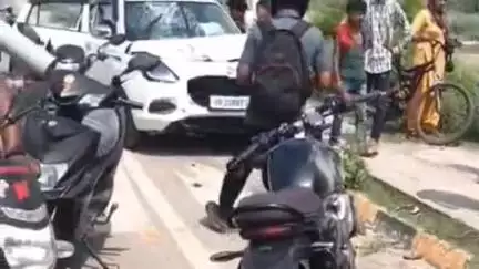 हिसार: हिसार सेक्टर 14 में बाइक और गाड़ी की टक्कर, एक व्यक्ति का पैर टूटा, अस्पताल में भर्ती