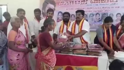 பரமத்தி வேலூர்: த.வெ.க தலைவர் விஜய் பிறந்த நாள் விழா-பரமத்தி வேலூரில் தூய்மைப் பணியாளர்களுக்கு புடவை இனிப்புகளை த.வெ.கழகத்தினர் வழங்கினர்