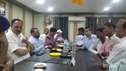 अलीगंज: तहसील अलीगंज के बैठक सभागार में अलीगंज विधायक और एसडीएम की अध्यक्षता में संपूर्ण समाधान दिवस का हुआ आयोजन